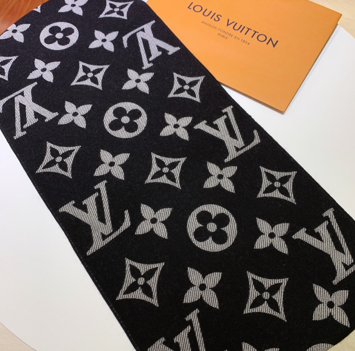 LV scarf