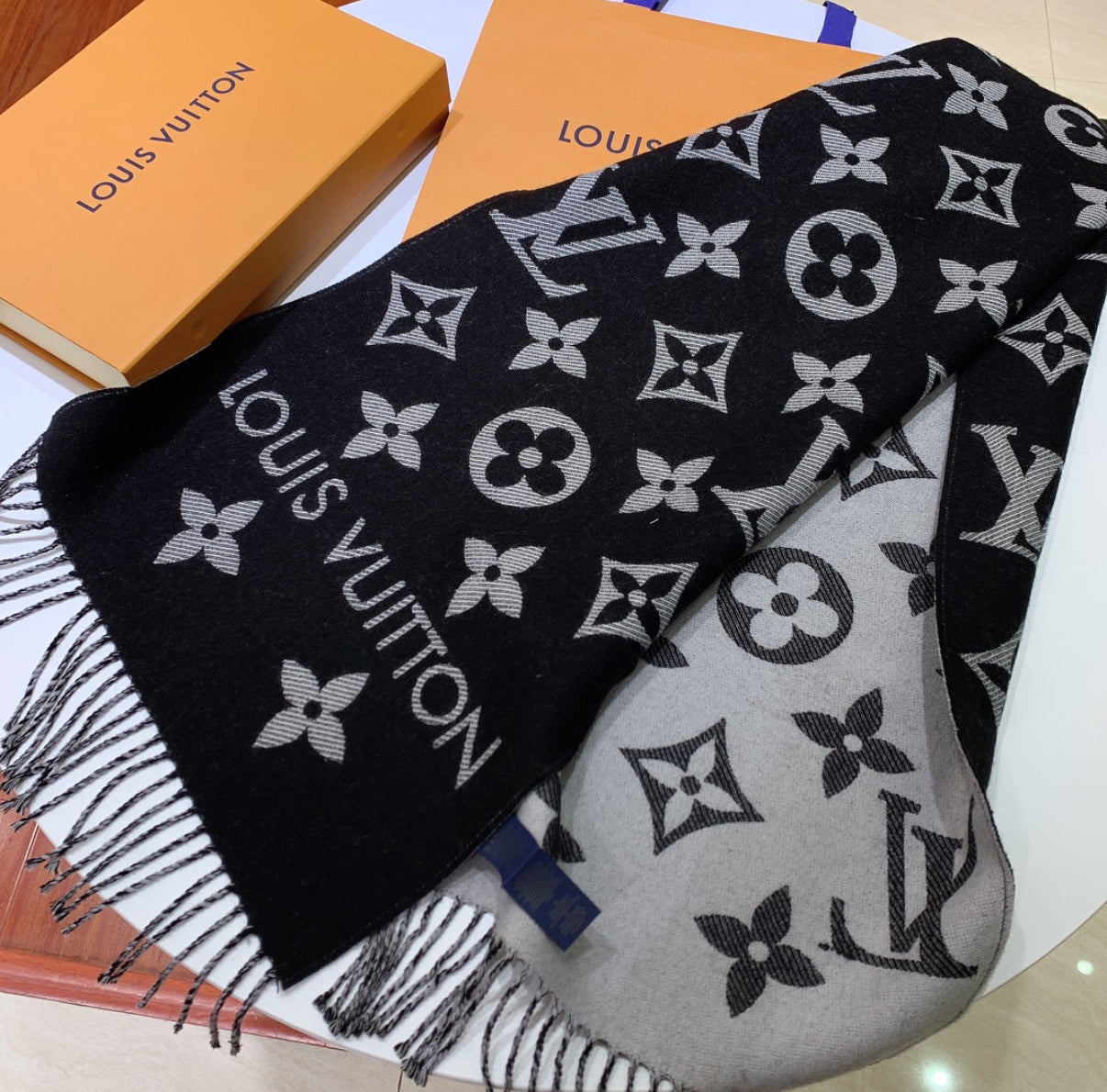 LV scarf