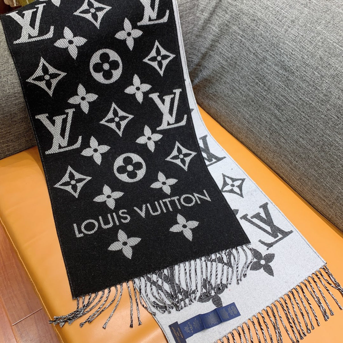 LV scarf