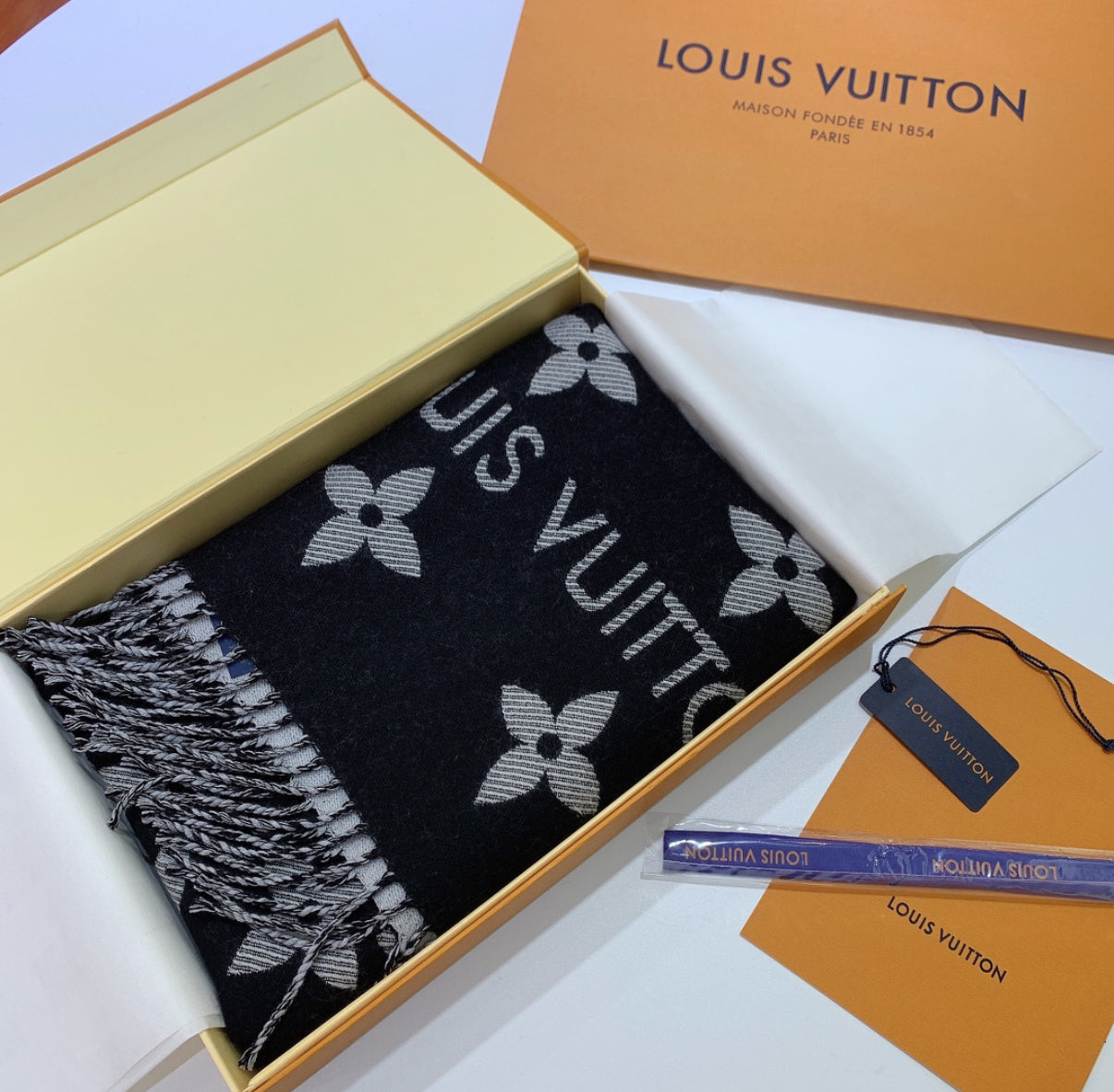 LV scarf