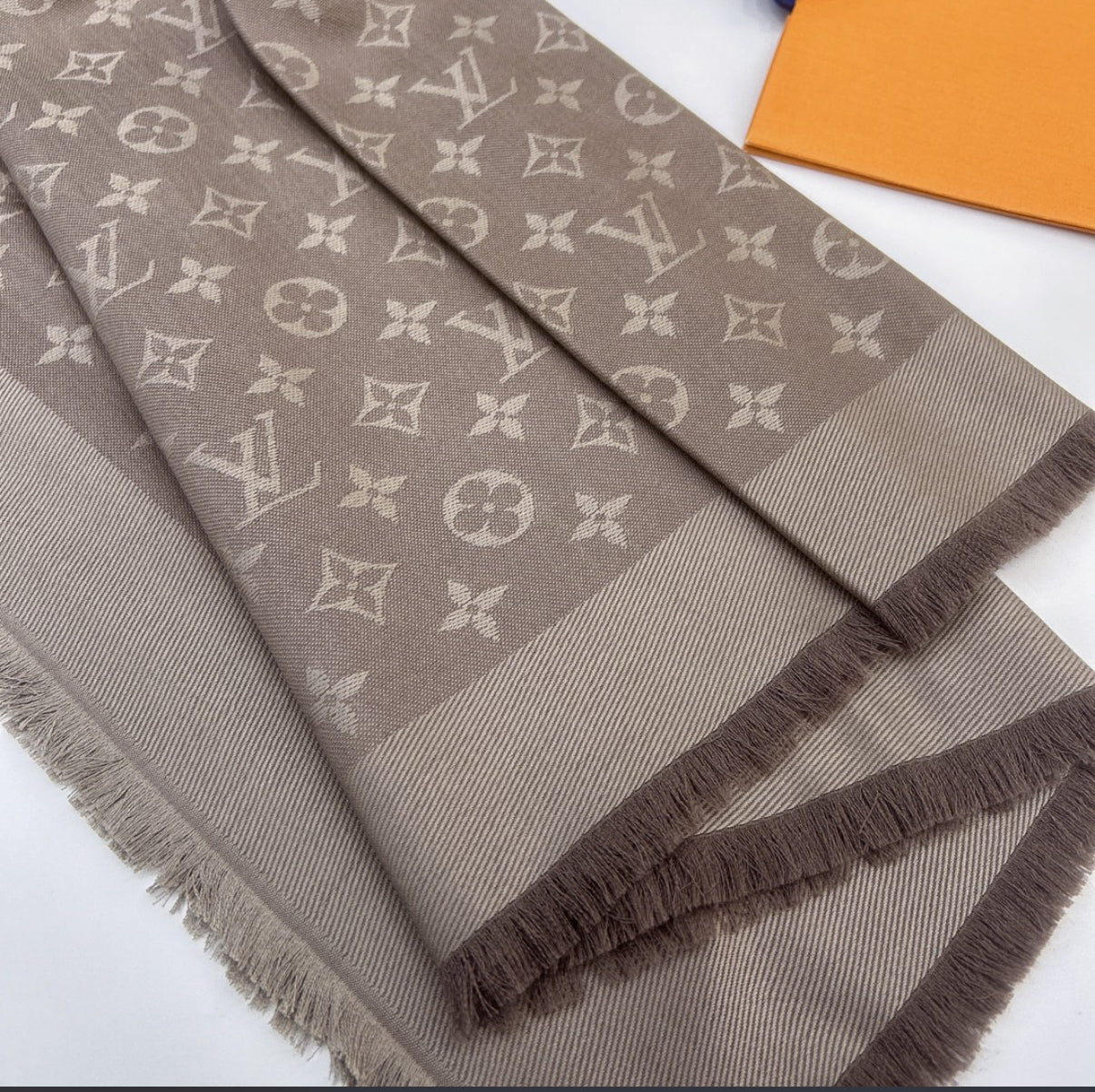 LV scarf
